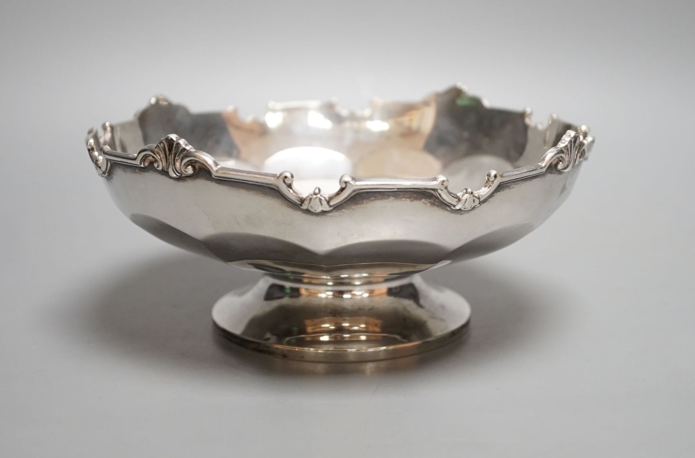 A George V silver pedestal bowl, William Greenwood & Sons, Birmingham, 1926, 19cm, 12oz.